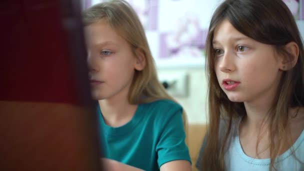 Kecanduan internet oleh anak-anak yang bermain game online di laptop — Stok Video