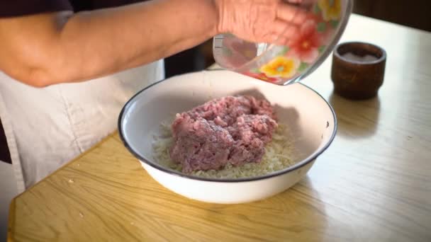 Mujer mayor cocina comida tradicional — Vídeo de stock