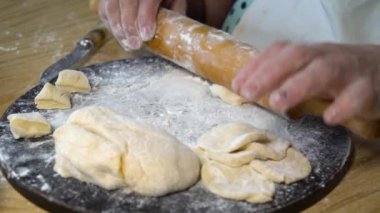 mutfakta yemek kadın kıdemli closeup