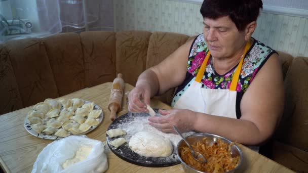 Mujer mayor haciendo albóndigas con relleno de col asada — Vídeos de Stock