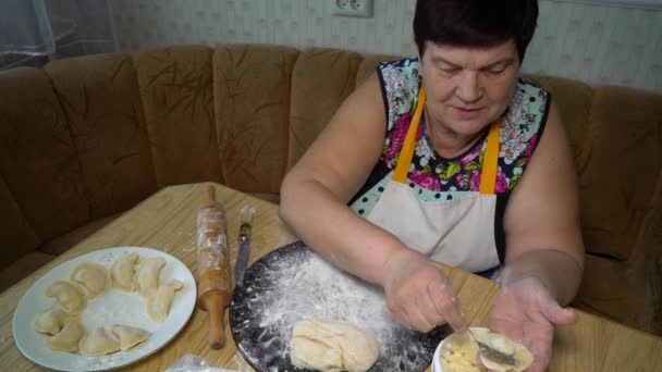 Cocinar comida tradicional — Vídeo de stock