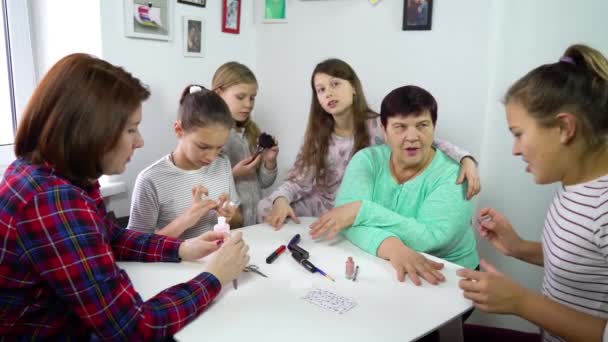 Vrouwen generaties van één familie — Stockvideo