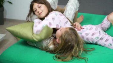 iki çocuk pijama koltukta mücadele