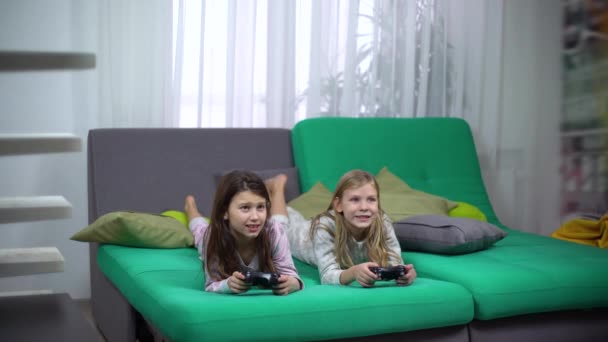 Pyjama's partij voor weinig gamers — Stockvideo