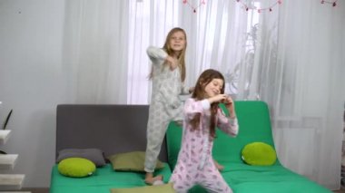 Kanepenin üzerinde dans pijama şirin kızlar