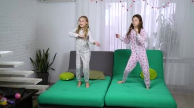 Kanepenin üzerinde dans pijama şirin kızlar