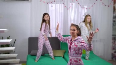 şirin kızlar evde dans pijama. çocuklar için müzik hareket ve birlikte eğlenmek. dostluk, çocukluk ve boş zaman zaman