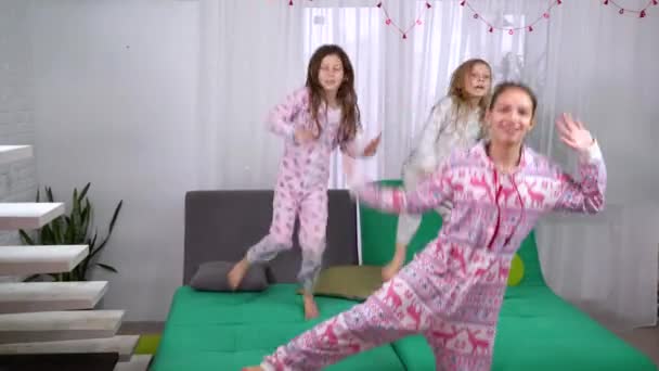 Drie Leuke Meisjes Pyjama Thuis Dansen Kinderen Bewegen Muziek Plezier — Stockvideo