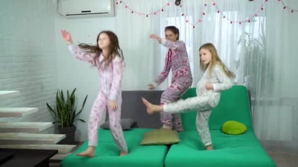 Drie Leuke Meisjes Pyjama Dansen Bank Kinderen Met Plezier Samen — Stockvideo