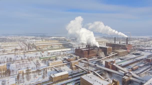 Vista aérea de pipas humeantes en zona industrial en invierno — Vídeos de Stock