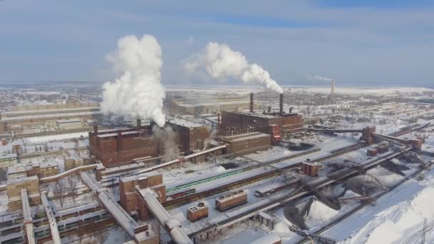 Vista aérea del humo procedente de las chimeneas de fábrica — Vídeos de Stock