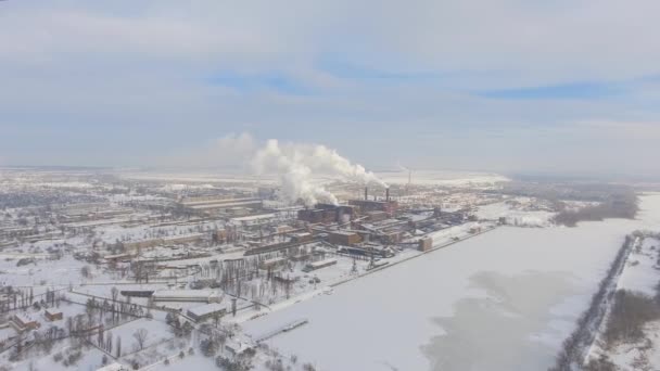 Rook van fabriek schoorstenen vervuilen de lucht luchtfoto — Stockvideo