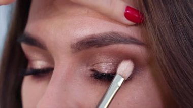 Closeup el kaptırdın yavaş genç kadın göz kapakları için