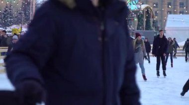 Kharkiv, Ukrayna - 30 Aralık 2018: insanlar yavaş çekimde buz pateni pisti üzerinde