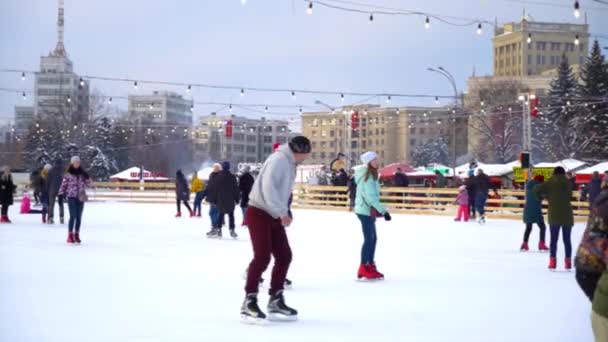 М. Харків, Україна - 30 грудня 2018: люди на ковзанах на відкритому повітрі льодовий каток — стокове відео