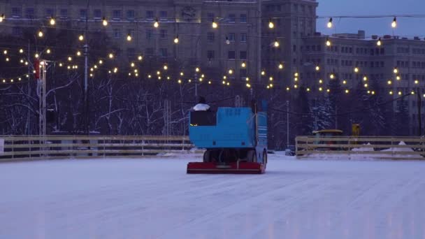 Resurgiendo la máquina de limpieza de hielo de pista de patinaje al aire libre en cámara lenta — Vídeos de Stock