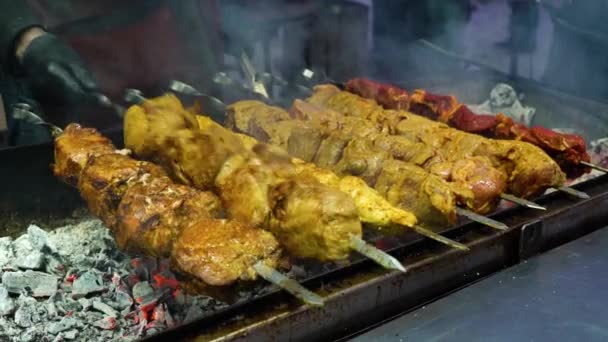 Close-up de churrasco em espetos grelhados em carvão em câmera lenta — Vídeo de Stock