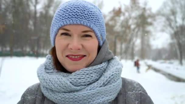 Веселая взрослая женщина выходит на улицу зимой крупным планом — стоковое видео