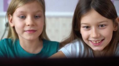 küçük kızlar dizüstü bilgisayar oyunu oynamak