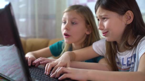 Amigos menina jogando jogos de computador no laptop — Vídeo de Stock