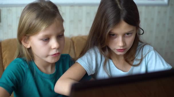 Emoties van de kinderen tijdens het spelen van computerspelletjes — Stockvideo