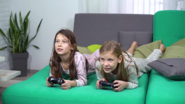 Pequeños jugadores jugando con almohadillas de juego en casa — Vídeos de Stock
