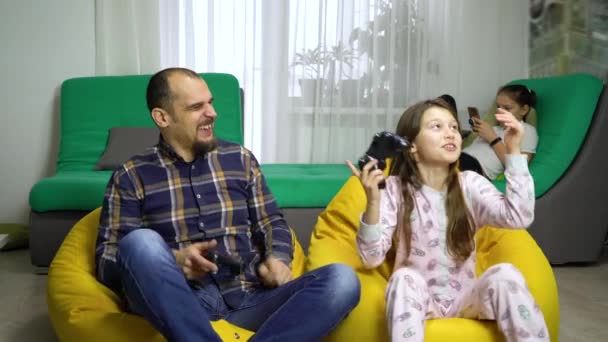 Мужчина Няня весело с детьми на дому — стоковое видео