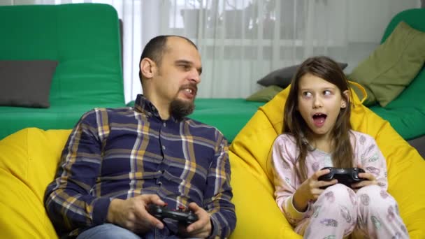 Familia feliz jugando en casa — Vídeos de Stock