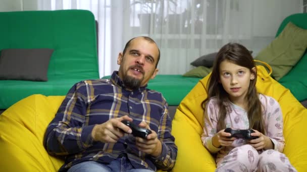 Ayah dan anak menghabiskan waktu bersama di rumah — Stok Video