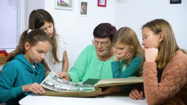 Grandmother Showing Old Photo Album Her Granddaughters Senior Woman Showing — Stock Video