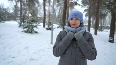 Kış Park'ta yürüyordunuz mutlu yetişkin kadın