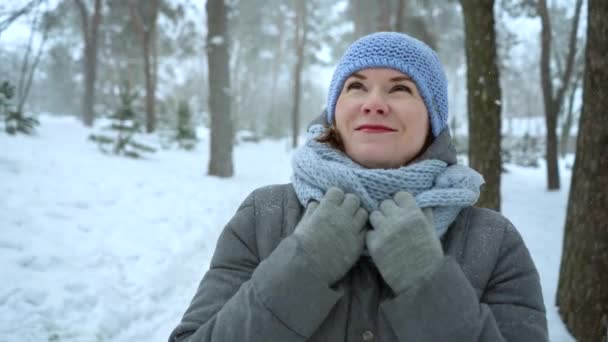Boldog felnőtt nő téli park séta — Stock videók
