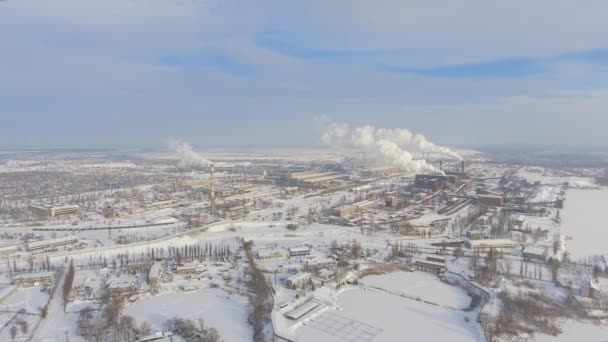 Vue aérienne des tuyaux fumants de l'usine d'extraction de minerai de fer en hiver — Video