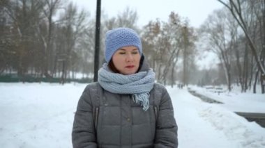 üzgün kadın yalnız karlı gününde kış Park'ta yürüyordunuz