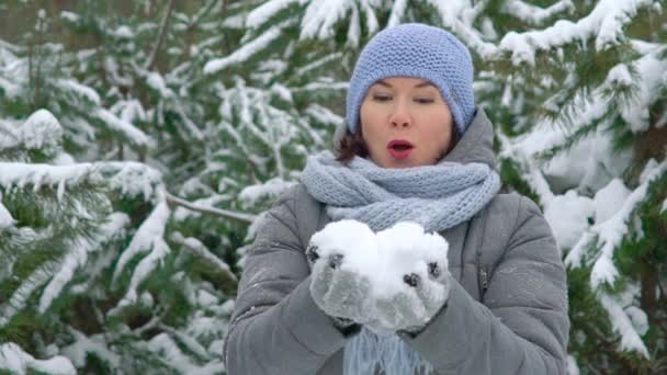 Mulher Feliz Soprando Neve Floresta Pinheiros Dia Inverno Câmera Lenta — Vídeo de Stock