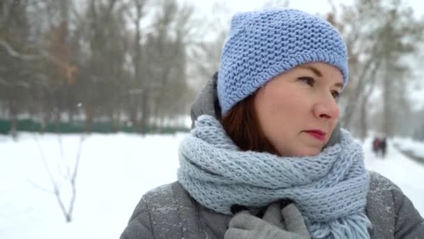 Портрет взрослой женщины, гуляющей в зимнем парке — стоковое видео