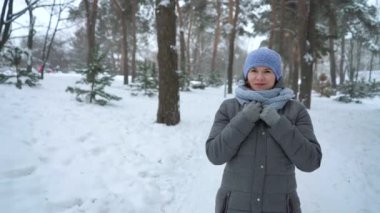 Kış Park'ta yürüyordunuz mutlu yetişkin kadın