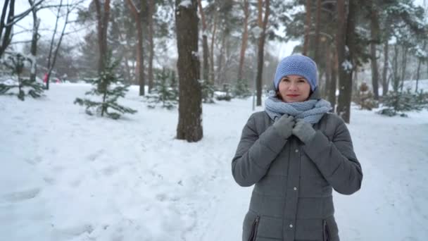 Boldog felnőtt nő téli park séta — Stock videók