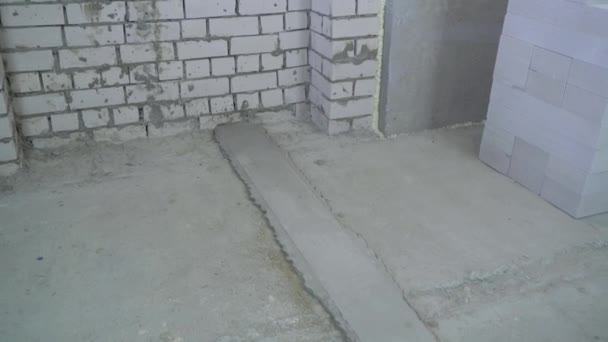Betonnen kelder voorbereid voor verdere vaststellen van bakstenen muur — Stockvideo