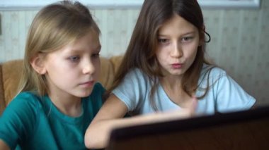 birlikte laptop dalga köpüğü enterne çocuklar