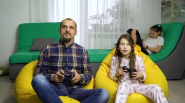 Baba ve kızı evde birlikte vakit