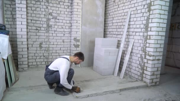 Construction worker doing measures with laser level at construction site — Stock Video