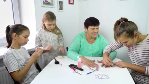 Vrouwen Doen Manicure Thuis Gelukkige Liefdevolle Familie Zit Aan Tafel — Stockvideo