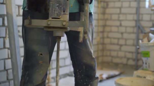 İnşaat işçisi sıva çözüm elektrikli karıştırıcı ile karıştırma closeup — Stok video