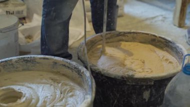 Alçı çözüm elektrikli aracı ile karıştırma