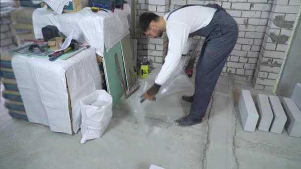Houden van de werkplek schoon op bouwplaats — Stockvideo