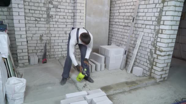 Строительный рабочий увлажняющий бетонный фундамент с помощью распылителя воды — стоковое видео