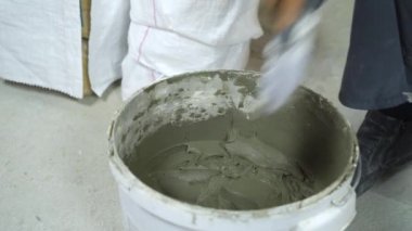 viskozite kontrol etmek inşaat işçisi yapışkanlı çözüm alarak closeup