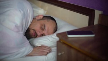 uykusuzluk ve uyku bozuklukları acı yatakta yetişkin adam