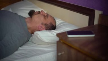 uykusuzluk ve uyku bozuklukları acı yatakta adam